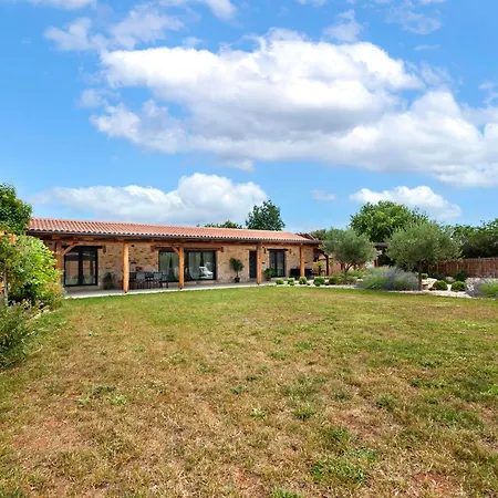 House With Jacuzzi And Sauna Holiday home
